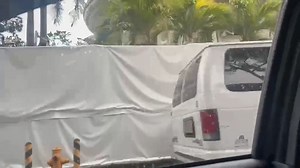 BAHAY NI ZALDY CO, BALOT NG TARP Nakunan ng One News ang bahay ni Ako Bicol Rep. Zaldy Co, na ayon kay dating DPWH engineer Henry Alcantara ay isa sa mga pinaghahatiran nila ng pera. Kasalukuyang nakatakip ng tarp ang naturang bahay sa Pasig City. | One PH