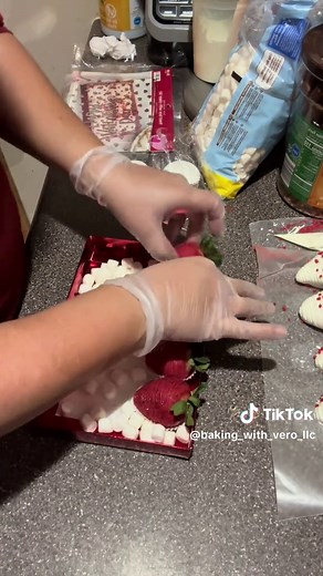 #valentinesstrawberries #treatmaker #valentinesday #everyone #foryoupage