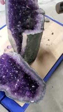 アメジストドームをハンマーで割ってみた #amethyst #amethystgeode #amethystcracking #crystals #アメジスト