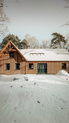 Holt & Huus - Die Holzhaus Manufaktur on Instagram: "Baustellen-Update⚒️ Ein Holthuus inmitten schönster Natur - wir sind verliebt!🤩 Wäre das was für Dich? Die größte Herausforderung? Es so zu platzieren, dass es sich harmonisch in die Natur einfügt. Die Umgebung gibt den Bau vor - nicht andersherum.🏡🌳 So viel Bestand wie möglich, so wenig Eingriff wie nötig. Am Ende entsteht ein Zuhause, das wirkt, als wäre es immer hier gewesen.🌲 Was meinst Du - würdest Du hier leben?🏡🪵"