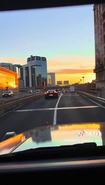 Esplora la bellezza della Ferrari F8 Spider