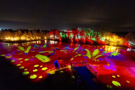 ✨ NUITS DU PARC : l’événement féerique de l’hiver à ne pas manquer ! Pour la première fois, le Parc des Oiseaux se pare de lumières et vous invite à découvrir 15 scènes originales, où se raconte l’histoire unique de Juliette Carpulet et Roméo Chantaigu. 🎭 Un parcours immersif de 1,5 km mêlant comédie musicale, théâtre et illustration vous attend pour un spectacle inoubliable. 👨‍👩‍👧‍👦 Une expérience à vivre en famille, du 28 novembre 2024 au 9 mars 2025. 🎟 Réservation obligatoire en ligne :