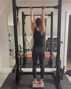 Rosie told me she’s never done a single chin up in her life so I challenged her to give it a go tonight. Turns out she can actually do 4 with amazing technique and control 😯💪🏽💪🏽 Majorly impressed with her strength already. She has now set herself her very own January fitness challenge to do a set of 8 full hang chin ups by the end of the month. Let’s wish her luck and tell her she can totally achieve her goal ❤️🏆#GoRosie | The Body Coach
