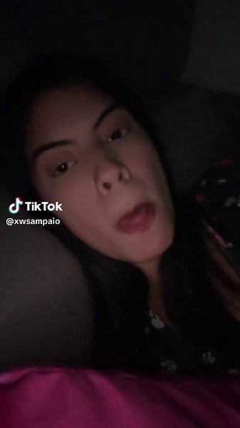 Dancinha do TikTok: A Menina com Fumaça e Estilo