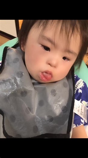 西松屋でバスチェア買いました！お風呂以外にもリビングでもおすわりの練習としても使えるし、離乳食やる時に丁度良かったです！ご飯も美味しく食べてくれました😭💕