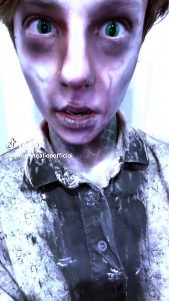 ur so pretty 🦇🛸👽 #fyp #haunt #hauntedhouse #newcharacter #horror #scary #fl #kirbyfarms #kirbyfarmsscarytrain #silly #games #horrortok #haunted #dirtydancin #xyzbca #fypシ #makeup #hauntedhouse #haunt #spooky #halloween