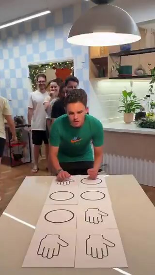 This left/right hand game looks easy on paper… until your brain completely short-circuits in 3 seconds 🧠💥Can you actually beat it without messing up?