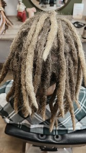 ✨ Maintenance for Roosmarijn ✨ She has gorgeous chunky dreads with blunt ends and they are, almost a year old! 🎉 It’s all her own hair and she notices they are starting to grow a bit and getting some more length, yay! 🥹 Her dreads have lightened up a bit during summer, giving them a natural ombré look. Diane tidied up her dreads, no more frizziness! 🤩 Do you get your dreads maintained regularly or do you do it yourself? Let us know in the comments! 🌸 #dreadshop #dreadlocks #maintenance #real