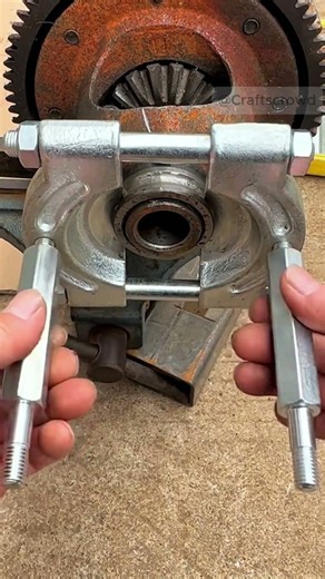 Gear Puller in Action: Effortlessly Remove Rusted Gears!