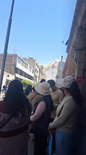 335K views · 1.6K reactions | #LoUltimo Así inicio el incendio de la primera cuadra de la calle mercaderes, en el 3er piso del restaurant, expatio del EKEKO | Dilo Fuerte Arequipa | Facebook