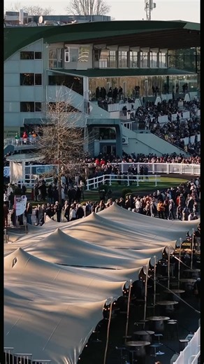 🚨J-6 avant le lancement du meeting d’hiver à l’hippodrome de Pau ! Le 𝟒 𝐝𝐞́𝐜𝐞𝐦𝐛𝐫𝐞, l’hippodrome rouvre ses portes pour près de trois mois de courses, d’animations, et d’émotions pour tous. 🏇 Des courses de plat et d’obstacles 🎫 Une entrée OFFERTE 🎡 Des journées thématiques 🎁 Des surprises et nouveautés tout au long de la saison Et tous les jours de courses : 🧑‍🍳 Un restaurant panoramique @jardins_et_saveurs 🥩 La tente éphémère du @gueuleton_pau 🥪 Un snack et chalet sucré ! Le c