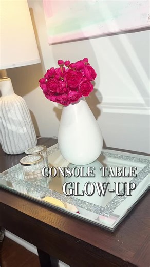 Your entryway sets the mood ✨ This console table creates the perfect drop zone for keys, bags, and those little everyday moments