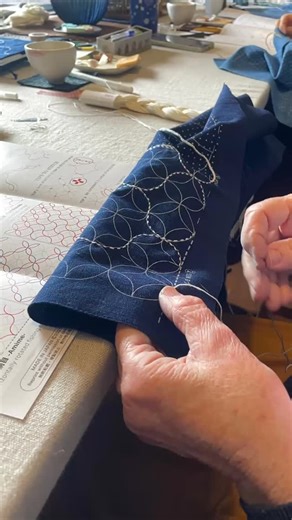 SASHIKO.LAB on Instagram: "Grateful for every stitch, every meeting, and every shared moment. Thank you to all 1,041 participants who joined my workshops this year, and to everyone who continues to support and follow my journey. ワークショップ、ツアー共に無事に2025年の仕事納めを迎えました。今年の1月から数え始めたワークショップ参加者さんの総数は、なんと…1041名となりました！今年も刺し子を通してたくさんの方に出会えたこと、本当に感謝しています！"