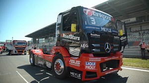 #TruckGrandPrix2018: Wieder einmal ein Wochenende voller heißer Maschinen und cooler Typen am Nürburgring. Das sind unsere Highlights! #TruckerTuesday 🎥🚛🏆 Fotos, Fakten und weitere Clips unter mb4.me/TruckGrandPrix2018_BestOf. | Mercedes-Benz Deutschland