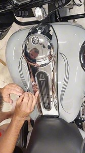 😎🖌🎨🤣🙄 #barefoot #pinstriping #handpainted #freehand #art #asmr #harleydavidson #motorcycle | Paul Doodle Pinstriping Hamilton