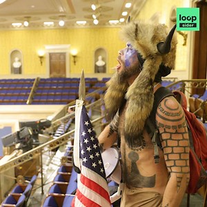 Néo-nazi, pro-Trump, QAnon, les photos de Jake Angeli au Capitole ont fait le tour du monde. Voici l'histoire de l'homme aux cornes, surnommé "QAnon Shaman" | Loopsider