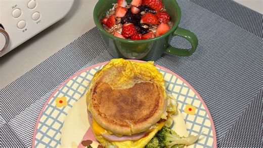 今日份减脂早餐，火腿芝士麦芬➕酸奶碗，你们可还喜欢～#早餐吃什么 #早餐搭配 #一人食记 #懒人美食 #低卡低脂餐