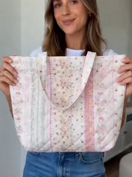 Okay, real talk — I’ve been using this tote for a week straight and I’m never going back. 😮‍💨 Large capacity? It fits my laptop, a change of clothes, snacks (plural), and still has room for the random stuff I accumulate. Shoulder straps stay put — no slipping off every two seconds. It’s not just a work bag. It’s a travel bag, a gym bag, a “I’m running errands and refuse to carry three separate bags” bag. Multifunctional, fashionable, and actually looks cute with jeans, leggings, or even a blaz