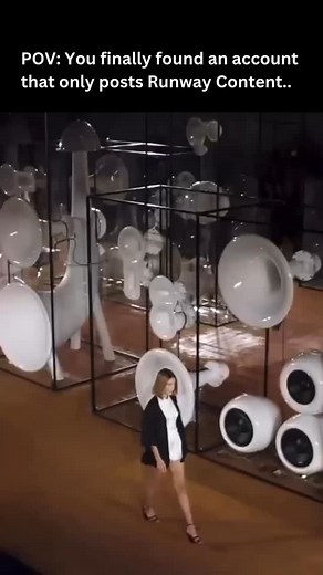 @bellahadid for @burberry spring-summer 2020 | Highfashioncatwalk