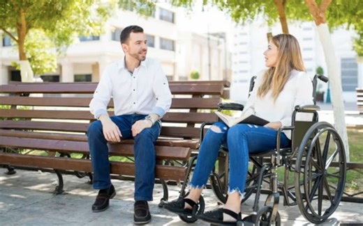 （害怕）跟陌生人交谈 - BBC英语 听力｜(Anxious about) Chatting to new people 6 Minute English