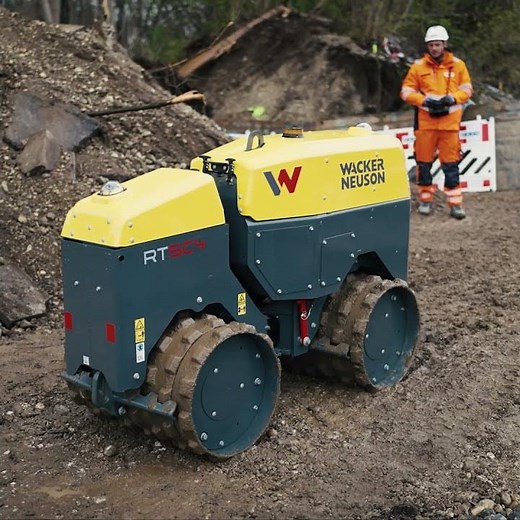 Perfect compaction results, maximum safety: the remote-controlled RT trench roller makes it possible