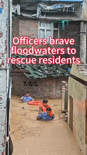 99K views · 968 reactions | Police officers rescued residents from dangerous floods in Beibei District, southwest China's Chongqing. #Floods #Chongqing #China | China Xinhua News | Facebook