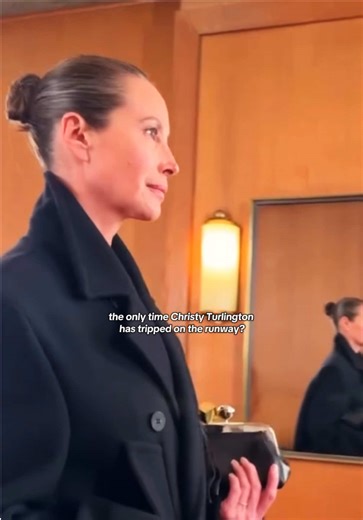 A little Christy Turlington stumble at @Jacquemus La Crosière SS 2025. Don’t think she’s ever fallen before according to a @W Magazine interview. Tbf she only does catwalks a few times a year now if we’re lucky! 💛 via British Vogue. #90smodels #supermodels #christyturlington #jacquemus #runway #runwayedit