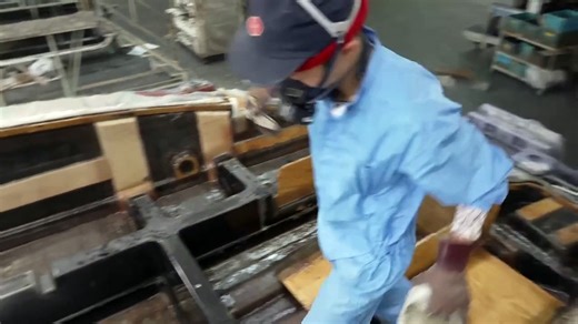 The process of building a ship. Japan's largest pleasure boat production factory.