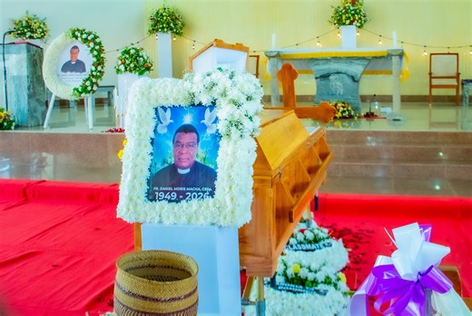 KIHARUSI NA KANSA SABABU YA KIFO CHA PADRE DANIEL MACHA CSSP Video ni Historia ya Marehemu Padre Daniel Morris Macha CSSp ikisomwa, Padre Macha enzi wa uhai wake aliwahi kuwa Mkuu wa Shirika la Mapadre wa Roho Mtakatifu - Kanda ya Afrika Mashariki kati ya mwaka 1983 -1990 na mwaka 1996 hadi 1999. - Misa Takatifu inaadhimishwa na Askofu Msaidizi wa Jimbo Kuu la Dar es Salaam, Mhashamu Henry Mchamungu, pia imehudhuriwa na Askofu wa Jimbo Katoliki Zanzibar, Mhashamu Augustino Shao CSSp, katika Paro