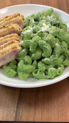 Receta de Codito en Salsa Pesto con Pechuga Rellena