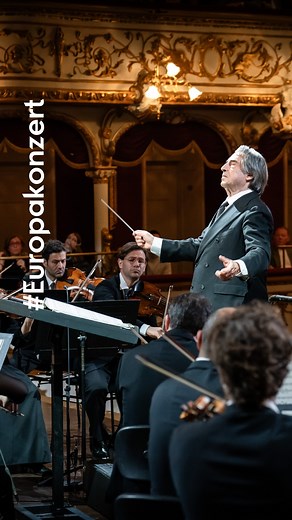 Berliner Philharmoniker on Instagram: "#berlinphiltour How do you fit an entire Europakonzert – with all its musical highlights and joyful encounters – into just one minute? Maybe like this?! Grazie, Bari – it was unforgettable! 📹@adamjanisch The Europakonzert is kindly supported by Deutsche Postcode Lotterie."