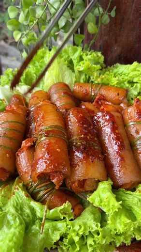 Da heo cuộn xúc xích sốt cay món này ăn ngon dữ luôn cô chú anh chị ơi🤤#chaukieumy2k #68kiengiang #mientay #monanmientay #gaimientay