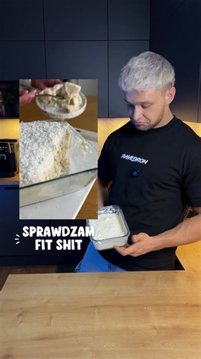 Sprawdzam viralowe fit przepisy, żebyś ty nie musiał 🔥 @RAVEDRON 3 📅 21 marca 📍Transformator Wrocław 🎟️ Bilety w bio FIT RAFAELLO 🥥🍰 400g jogurt grecki (albo roślinny) 40g mąka kokosowa 40g wiórki kokosowe 40g białko WPC (o smaku kokosowym najlepiej) Wszystkie składniki dokładnie wymieszać, uformować, posypać od góry jeszcze trochę wiórkami i do lodówki na 3h Makro całości: 940kcal 30W 55B 63T Recipe: @onaciaglegotuje 👏🏻🔥 #rafaello #fit #przepis #makro #sprawdzam