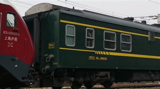 沪段1D-395牵引末班T169（上海松江-广州白云）交汇杭1B-512货列