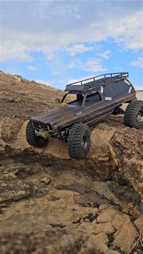 Scx24 slay5blazer goes over the edge #brushless #scx24 #squarebody #minicrawler #offroad #rccrawler