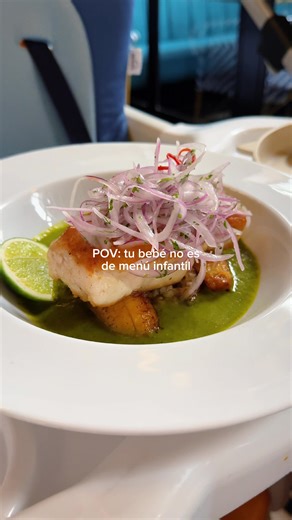 Nunca entenderé por qué todos los menú infantil se limitan a lo mismo: nuggets, perro caliente, hamburguesa, papas fritas y pasta bolognesa 🥲 Pero, sí es posible adaptarse, es cuestión de saber escoger y hacer algunos ajustes. No hemos tenido nunca problemas comiendo en restaurantes 🤝🏻 Petición para que mejoren esos menús! O pueden ofrecer cualquier plato del menú principal, en tamaño mini 🙏🏻 Gracias, Att: la mamá de un bebé que come bien ✨ #maternidad #momlife #blw #minifoodie #babyfoodie