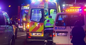 Grave accident pour un homme et sa femme : un mort après que leur voiture a percuté une balustrade, survolé la rivière et s’est retrouvée de l’autre côté de la berge (photo)