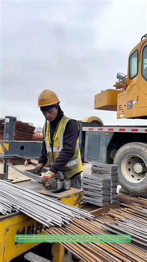 Le maître du fer : Comment le travailleur façonne la force avec précision