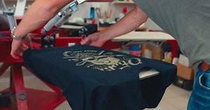 clip-1016790622-silk-screen-printing-process---making-print