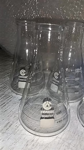 Product of the day: ERLENMEYER FLASK ✔️ Made from thick, heat-resistant borosilicate glass ✔️ Clear, precise graduations for reliable measurements ✔️ Strong base for better stability Brand: CORDIAL Available in various sizes 📩 Message us today to place your order 📲 09212183831 (viber & whatsapp) #schools #LabConsumables #schoolsupplies #LabEssentials #BorosilicateGlass #LaboratorySupplies #FreeDeliveryPH #LaboratoryEquipment #erlenmeyerflask | Labotech Trading PH