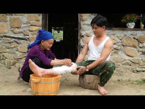 Elderly single woman helps CEO Trieu Khang after anxious accident