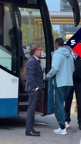 JORGE JESUS É VAIADO NA SAÍDA DO HOTEL! 😳🇵🇹 O clima esquentou antes de Dinamarca x Portugal! Na saída do hotel da Seleção, Jorge Jesus foi recebido com vaias por torcedores portugueses em meio à crise envolvendo Cristiano Ronaldo. 👀 O técnico deixou o local rumo ao Parken, onde Portugal encara a Dinamarca nesta quinta-feira, pela Liga das Nações e você já pode acompanhar o pré-jogo no sportv! 🎥: @record_portugal *Contém legenda automática. #FutebolInternacional #JorgeJesus #CristianoRonaldo