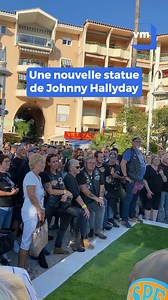 🤘🎸 Voici la nouvelle statue de Johnny dans le Var !🎙️🤘 A Port-Fréjus, ce samedi 21 septembre, l’inauguration de la statue Johnny Hallyday n’a pas manqué d’attirer les foules: bikers, riverains ou simples curieux ont joué des coudes pour découvrir l’œuvre en bronze. C’est un fait: l’aura du rocker français est intacte. "L’idole des jeunes" (et des moins jeunes) attire toujours les foules. Samedi soir à Port-Fréjus, des fans, des riverains et aussi des curieux ont assisté à l’inauguration de l