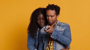 「アフリカ系アメリカ人の男性が懐中電灯を使って彼の恐怖の妻を守るために、黄色の背景に対する保護のために彼女の恋人の後ろに隠れている恐ろしい女性。おびえた瞬間。カメラ A.」の動画素材（ロイヤリティフリー）3620865553 | Shutterstock