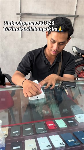 Unboxing new 13 128 resmi Free adaptor sofcase antigores Open store : 10:00 20:00 🏠Jl.kalimantan 177d gkb Gresik Google maps Javastoregresik #unboxing #iphone #iphone13 #gresik #gkbgresik #wonggresik #infogresik #