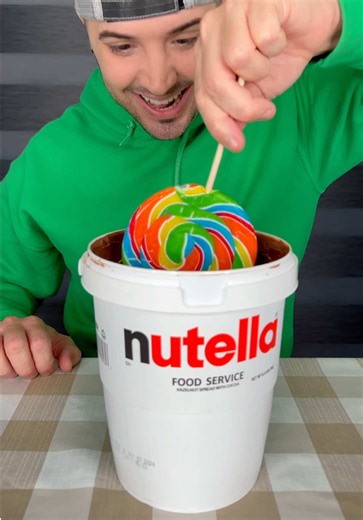 Dipping the candy in nutella with monster 👻🤣 #monsterundermybed #funnyvideo #friendship