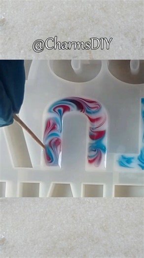 TUTORIAL: Making Resin Keychain With Marbling Simple resin keychain idea for Beginners Full video on my YouTube channel ☺️ #resinart #epoxyresin #keychains #resintutorial | Charmessorize