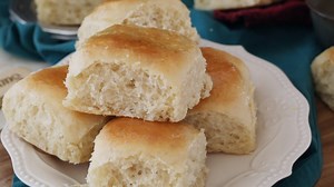 Soft, fluffy, and easy homemade Dinner Rolls! RECIPE: https://sugarspunrun.com/dinner-rolls-recipe/ | Sugar Spun Run