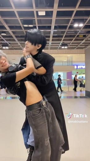 IVANTILL: Exploring Alien Stage Cosplay Transitions