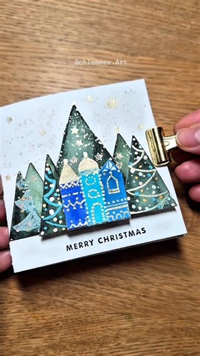 Viele denken immer, diese Weihnachtskarten entstehen ganz einfach und in meinen Reels wirkt es auch oft so. Ein paar geometrische Formen, ein Papierstreifen, dessen Kante ich als Stempel für Tannenbäume nutze…und schwupps sieht alles kinderleicht aus. Doch was man in kurzen Videos nicht sieht: Hinter jeder dieser Karten steckt eine ganze Reihe sorgfältiger kleiner Schritte. Erst im Workshop wird klar, wie viel Details, Wiederholung und Technik wirklich dahinterstecken, bis ein komplettes 3D-Pop-